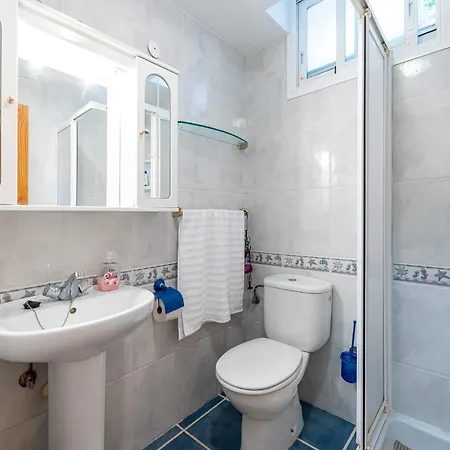 Cozy 1-bedroom Retreat Roca بيت شباب *