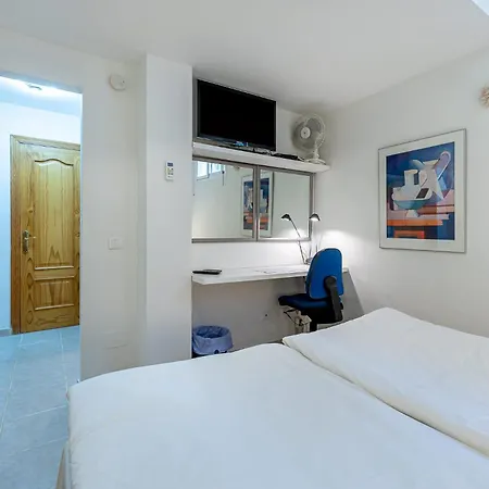 Cozy 1-bedroom Retreat Roca Hostal Estepona